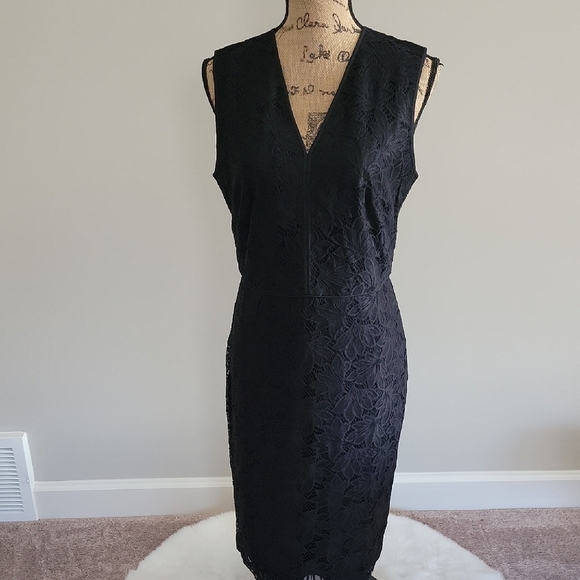 Elegant Black Sleeveless Dress - Picture 1 of 4